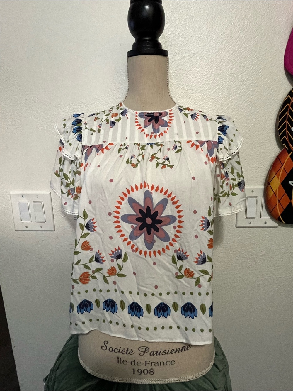 Rose & Olive White Floral Medallion Ruffle Sleeve Top